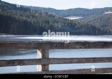recinzione di legno come una demarcazione ad altri terreni e proprietà Foto Stock recinzione di legno come una demarcazione ad altri terreni e proprietà Foto Stock