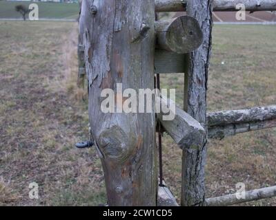 recinzione di legno come una demarcazione ad altri terreni e proprietà Foto Stock recinzione di legno come una demarcazione ad altri terreni e proprietà Foto Stock