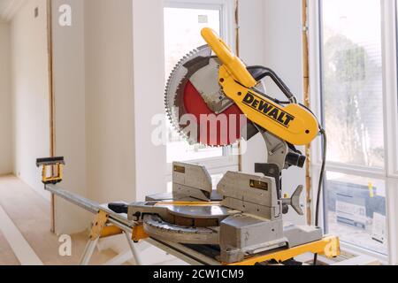 Los Angeles CA DEC 20 2019: Sega a taglio circolare DeWalt su un marchio  mondiale americano di utensili elettrici per l'edilizia Foto stock - Alamy