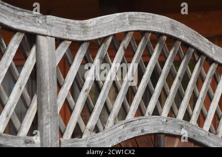 recinzione di legno come una demarcazione ad altri terreni e proprietà Foto Stock recinzione di legno come una demarcazione ad altri terreni e proprietà Foto Stock