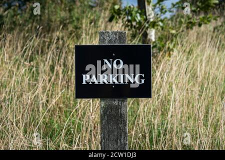 Nessun cartello di parcheggio su un palo di legno Foto Stock