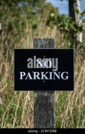 Nessun cartello di parcheggio su un palo di legno Foto Stock
