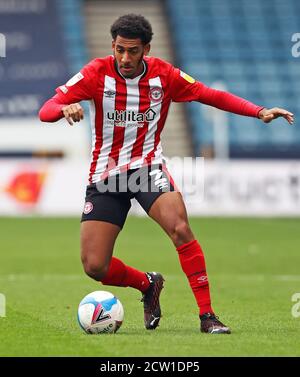 Dominic Thompson di Brentford in azione durante la partita del campionato Sky Bet al Den, Derby. Foto Stock