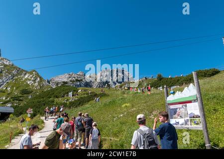 Dalla funivia Alpspitze i turisti possono fare escursioni nella stazione di montagna circostante. Foto Stock