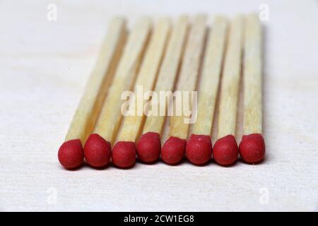 Primo piano di partite su una superficie di legno bianco sotto il luci con sfondo sfocato Foto Stock