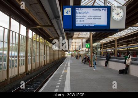 Schermata delle informazioni sulla piattaforma della stazione Amstel all'indirizzo Amsterdam Paesi Bassi 25-9-2020 Foto Stock