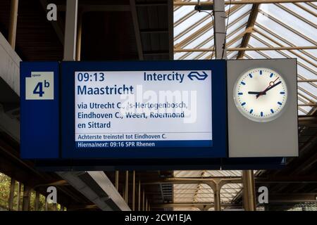 Schermata delle informazioni sulla piattaforma della stazione Amstel all'indirizzo Amsterdam Paesi Bassi 25-9-2020 Foto Stock