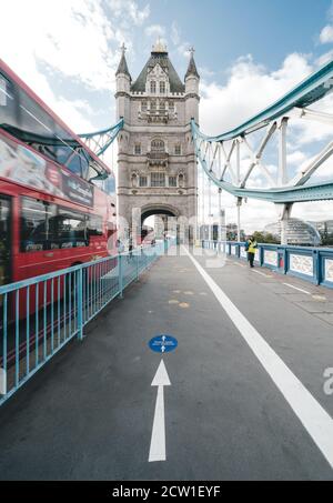 Tower Bridge a Londra con segnaletica stradale per le distanze sociali. Settembre 2020 Foto Stock