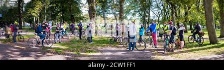 Edimburgo, Scozia. Sab 26 Settembre 2020. I ciclisti prendono parte al giro mensile in bici di protesta di massa critica intorno alle strade del centro della città della capitale scozzese. La massa critica è una forma di azione diretta in cui le persone si incontrano in un luogo e in un tempo stabiliti e viaggiano in gruppo sulle bici. L'idea è che le persone si riuniscano per rendere sicuro l'uno per l'altro guidare le biciclette attraverso le loro strade. L'evento ha avuto origine nel 1992 a San Francisco e ora si svolge in oltre 300 città in tutto il mondo. Foto Stock