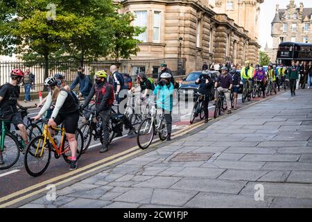 Edimburgo, Scozia. Sab 26 Settembre 2020. I ciclisti prendono parte al giro mensile in bici di protesta di massa critica intorno alle strade del centro della città della capitale scozzese. La massa critica è una forma di azione diretta in cui le persone si incontrano in un luogo e in un tempo stabiliti e viaggiano in gruppo sulle bici. L'idea è che le persone si riuniscano per rendere sicuro l'uno per l'altro guidare le biciclette attraverso le loro strade. L'evento ha avuto origine nel 1992 a San Francisco e ora si svolge in oltre 300 città in tutto il mondo. Foto Stock