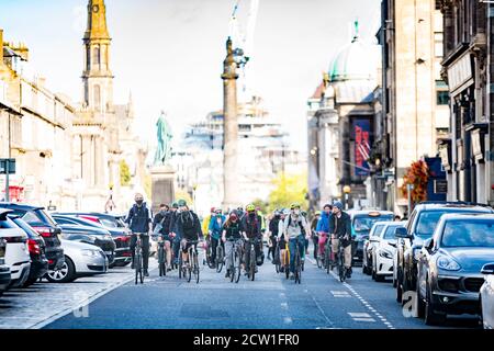 Edimburgo, Scozia. Sab 26 Settembre 2020. I ciclisti prendono parte al giro mensile in bici di protesta di massa critica intorno alle strade del centro della città della capitale scozzese. La massa critica è una forma di azione diretta in cui le persone si incontrano in un luogo e in un tempo stabiliti e viaggiano in gruppo sulle bici. L'idea è che le persone si riuniscano per rendere sicuro l'uno per l'altro guidare le biciclette attraverso le loro strade. L'evento ha avuto origine nel 1992 a San Francisco e ora si svolge in oltre 300 città in tutto il mondo. Foto Stock