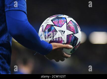 LONDRA, INGHILTERRA - 26 FEBBRAIO 2020: Il pallone ufficiale della Champions League Final è stato raffigurato durante la partita del 16 della UEFA Champions League Round del 2019/20 tra il Chelsea FC e il Bayern Monaco di Baviera a Stamford Bridge. Foto Stock