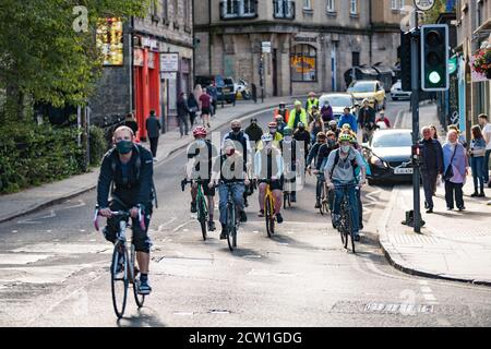 Edimburgo, Scozia. Sab 26 Settembre 2020. I ciclisti prendono parte al giro mensile in bici di protesta di massa critica intorno alle strade del centro della città della capitale scozzese. La massa critica è una forma di azione diretta in cui le persone si incontrano in un luogo e in un tempo stabiliti e viaggiano in gruppo sulle bici. L'idea è che le persone si riuniscano per rendere sicuro l'uno per l'altro guidare le biciclette attraverso le loro strade. L'evento ha avuto origine nel 1992 a San Francisco e ora si svolge in oltre 300 città in tutto il mondo. Foto Stock