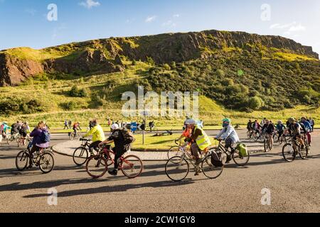 Edimburgo, Scozia. Sab 26 Settembre 2020. I ciclisti prendono parte al giro mensile in bici di protesta di massa critica intorno alle strade del centro della città della capitale scozzese. La massa critica è una forma di azione diretta in cui le persone si incontrano in un luogo e in un tempo stabiliti e viaggiano in gruppo sulle bici. L'idea è che le persone si riuniscano per rendere sicuro l'uno per l'altro guidare le biciclette attraverso le loro strade. L'evento ha avuto origine nel 1992 a San Francisco e ora si svolge in oltre 300 città in tutto il mondo. Foto Stock