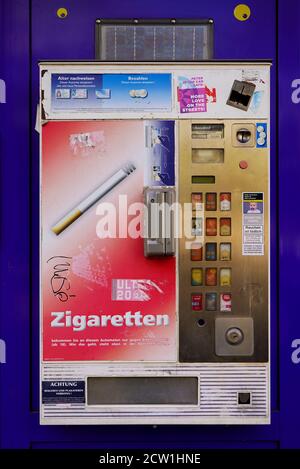 Distributore automatico di sigarette d'epoca su una parete. Foto Stock