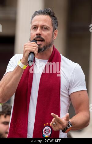 Gareth Icke si rivolge alla folla alla protesta ‘non acconsentire’. La manifestazione a Trafalgar Square London è stata contro Lockdown, Social Distancing, Track and Trace e l'uso di maschere facciali. Foto Stock