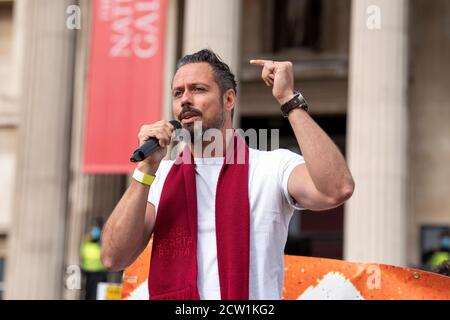 Gareth Icke si rivolge alla folla alla protesta ‘non acconsentire’. La manifestazione a Trafalgar Square London è stata contro Lockdown, Social Distancing, Track and Trace e l'uso di maschere facciali. Foto Stock