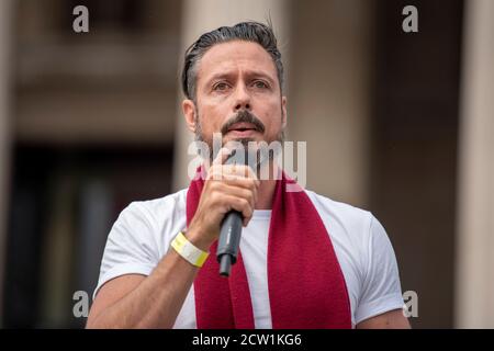 Gareth Icke si rivolge alla folla alla protesta ‘non acconsentire’. La manifestazione a Trafalgar Square London è stata contro Lockdown, Social Distancing, Track and Trace e l'uso di maschere facciali. Foto Stock