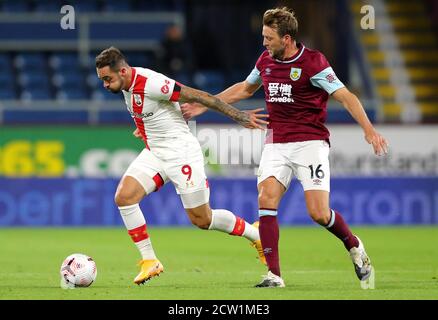 Danny Ings di Southampton (a sinistra) e Dale Stephens di Burnley combattono per la palla durante la partita della Premier League a Turf Moor, Burnley. Foto Stock