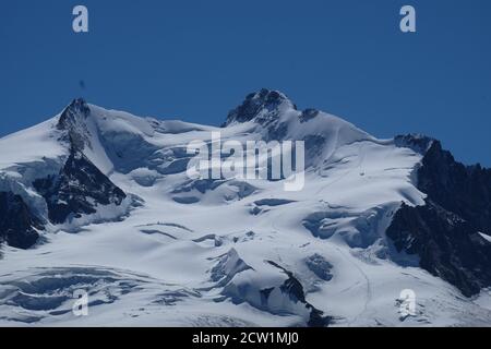 Le due vette più alte della Svizzera - Nordend a sinistra, Dufourspitze a destra. Punti di cumulazione della catena del Monte Rosa, Zermatt, Vallese, Foto Stock