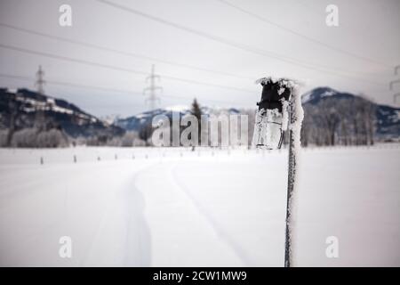 lanterna innevata sulla pista da sci che si affaccia sulle alpi in austria Foto Stock