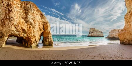 Incredibili formazioni carsiche a Praia dos Tres Irmaos, famosa spiaggia di Algarve, Portogallo Foto Stock