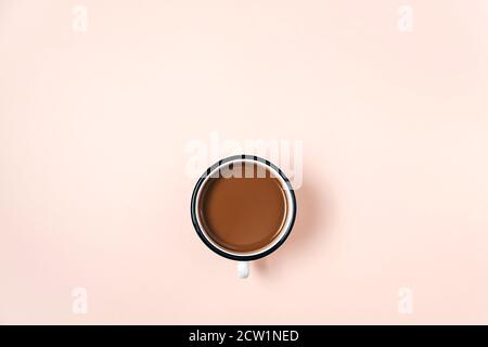 Creativo autunno piatto posa in alto vista dall'alto caffè latte latte tazza latte su sfondo millenario beige copia spazio stile minimal. Modello stagione autunnale per fem Foto Stock