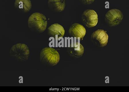 Macro primo piano ritratto di tomatillo, pomodoro di buccia messicano, fuoco selettivo Foto Stock