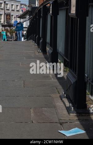 Windsor, Regno Unito. 26th Settembre 2020. Sul Windsor Bridge viene raffigurata una copertura facciale scartata. Il Royal Borough di Windsor e Maidenhead è consapevole di un aumento delle infezioni locali da coronavirus, ha un piano di gestione dell'epidemia COVID-19 per cercare di garantire che i numeri non aumentino ulteriormente e ha richiesto l'accesso a più siti di test per il coronavirus con questo obiettivo in mente. Credit: Mark Kerrison/Alamy Live News Foto Stock