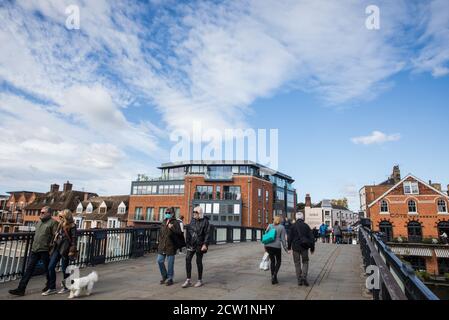 Windsor, Regno Unito. 26th Settembre 2020. I visitatori attraversano il Windsor Bridge. Il Royal Borough di Windsor e Maidenhead è consapevole di un aumento delle infezioni locali da coronavirus, ha un piano di gestione dell'epidemia COVID-19 per cercare di garantire che i numeri non aumentino ulteriormente e ha richiesto l'accesso a più siti di test per il coronavirus con questo obiettivo in mente. Credit: Mark Kerrison/Alamy Live News Foto Stock