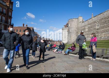 Windsor, Regno Unito. 26 Settembre 2020. I visitatori del Castello di Windsor indossano rivestimenti per evitare la diffusione del coronavirus. Il Royal Borough di Windsor e Maidenhead è consapevole di un aumento delle infezioni locali da coronavirus, ha un piano di gestione delle epidemie COVID-19 per cercare di garantire che i numeri non aumentino ulteriormente e ha richiesto l'accesso a più siti di test di coronavirus tenendo presente questo aspetto. Credit: Mark Kerrison/Alamy Live News Foto Stock