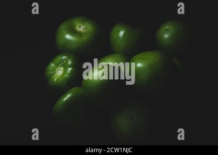 Macro primo piano ritratto di tomatillo, pomodoro di buccia messicano, fuoco selettivo Foto Stock