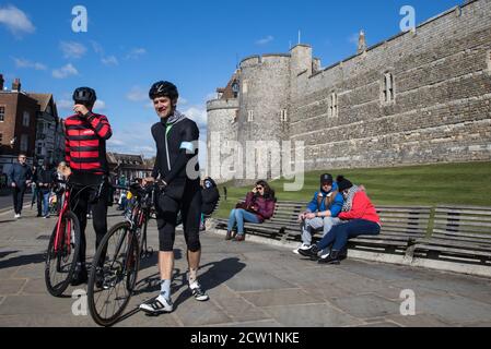 Windsor, Regno Unito. 26 Settembre 2020. Due ciclisti passano davanti al Castello di Windsor. Il Royal Borough di Windsor e Maidenhead è consapevole di un aumento delle infezioni locali da coronavirus, ha un piano di gestione delle epidemie COVID-19 per cercare di garantire che i numeri non aumentino ulteriormente e ha richiesto l'accesso a più siti di test di coronavirus tenendo presente questo aspetto. Credit: Mark Kerrison/Alamy Live News Foto Stock