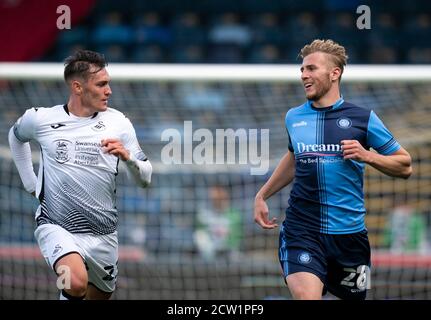 High Wycombe, Regno Unito. 26 Settembre 2020. Jason McCarthy di Wycombe Wanderers & Connor Roberts di Swansea City durante la partita del campionato Sky Bet tra Wycombe Wanderers e Swansea City giocata a porte chiuse a causa delle linee guida governative pandemiche COVID-19 in corso, in cui i tifosi non sono in grado di partecipare ad Adams Park, High Wycombe, Inghilterra il 26 settembre 2020. Foto di Andy Rowland. Credit: Prime Media Images/Alamy Live News Foto Stock