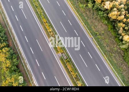 strada a due corsie dall'alto senza auto Foto Stock