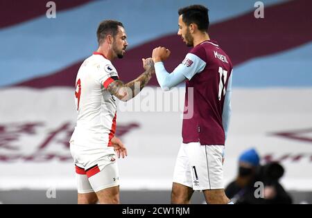 Danny Ings di Southampton (a sinistra) e Dwight McNeil di Burnley scuotono le mani dopo il fischio finale durante la partita della Premier League a Turf Moor, Burnley. Foto Stock