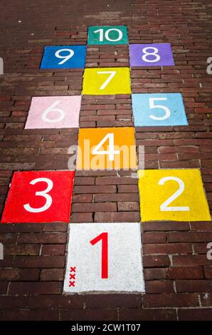 Colorato gioco di scotch Hop lastricato ad Amsterdam, Paesi Bassi Foto Stock