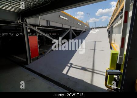 Bucarest, Romania - 26 giugno 2020 Parcheggio auto a più piani inaugurato nel quartiere di Berceni da Daniel Baluta, sindaco del settore 4, e Gabriela Fire Foto Stock