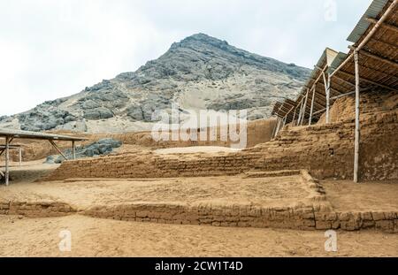 Sito archeologico di Moche di Huaca de la Luna o la Piramide della Luna nel deserto settentrionale del Perù vicino Trujillo città. Foto Stock