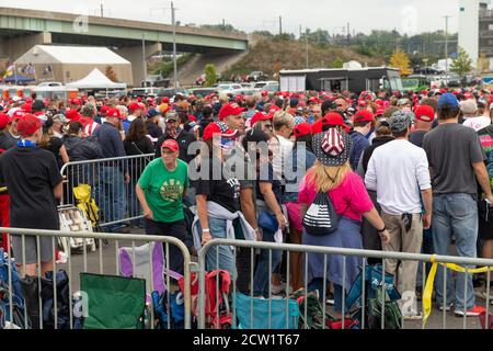 Harrisburg, Stati Uniti. 26 Settembre 2020. Harrisburg, PA - 26 settembre 2020: I sostenitori del presidente Trump entrano NEL rally DI MAGA per le elezioni presidenziali 2020 all'aeroporto di Harrisburg Credit: Sipa USA/Alamy Live News Foto Stock