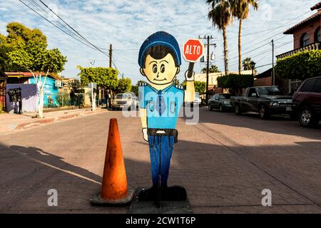 Un taglio di legno di un poliziotto serve come un crossguard in un crosswalk a la Paz, Baja California, Messico. Foto Stock