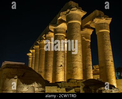 Scena notturna dal tempio di karnak, Egitto, settembre 2018 Foto Stock