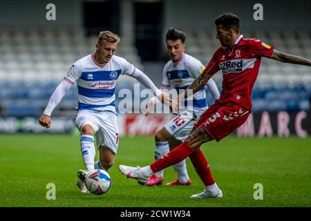 Londra, Regno Unito. 26 Settembre 2020. George Thomas (19) di Queens Park Rangers in azione con Marvin Johnson (3) di Middlesbrough. EFL Skybet Championship, Queens Park Rangers v Middlesbrough al Kiyan Prince Foundation Stadium di Loftus Road a Londra sabato 26 settembre 2020. Questa immagine può essere utilizzata solo per scopi editoriali. Solo per uso editoriale, è richiesta una licenza per uso commerciale. Nessun utilizzo nelle scommesse, nei giochi o nelle pubblicazioni di un singolo club/campionato/giocatore. pic by Tom Smeeth/Andrew Orchard sports photography/Alamy Live news Credit: Andrew Orchard sports photography/Alamy Live News Foto Stock