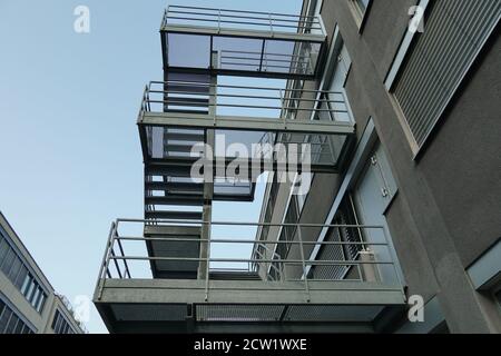 Scale esterne in metallo, percorso di fuga dal fuoco, attaccato all'esterno di un moderno edificio industriale e amministrativo in mattoni a Dietikon, Svizzera. Foto Stock