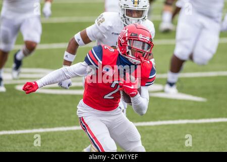 Williams Stadium Lynchburg, Virginia, Stati Uniti. 26 Settembre 2020. Il grande ricevitore di Liberty Flames Kevin Shaa (2) supera i difensori della FIU durante l'azione calcistica della NCAA tra i Florida International University Panthers e la Liberty University Flames al Williams Stadium Lynchburg, Virginia. Jonathan Huff/CSM/Alamy Live News Foto Stock