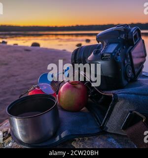 Borsa da fotografo con 2 mele e caffè. Foto Stock