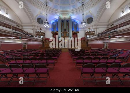 Interno della Grande Sala nella Sala Centrale Metodista, Westminster, Londra, Regno Unito Foto Stock