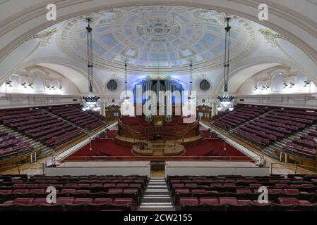 Interno della Grande Sala nella Sala Centrale Metodista, Westminster, Londra, Regno Unito Foto Stock