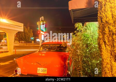 Albuquerque USA 17 2015 settembre; insegne al neon e luci notturne al Monterey Motel con 1957 Chevrolet parcheggiato sotto luci, New Mexico, USA. Foto Stock