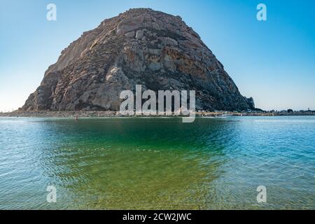 Morro Rock, una spina vulcanica a Morro Bay, Pacific Coast, California Foto Stock